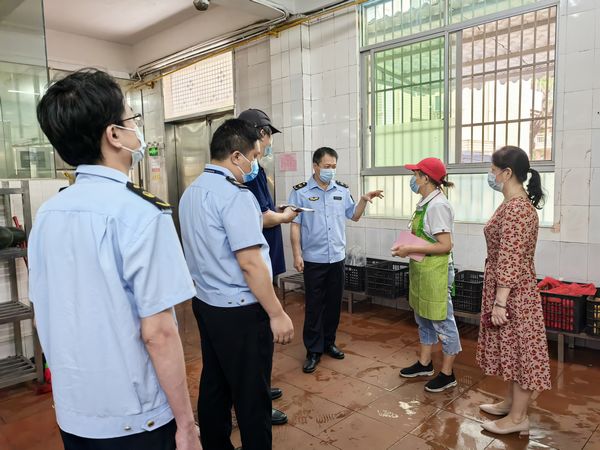 惠州市市场监督管理局袁贵平局长带队来澳门威尼克斯人网站突击检查食堂食品安全工作