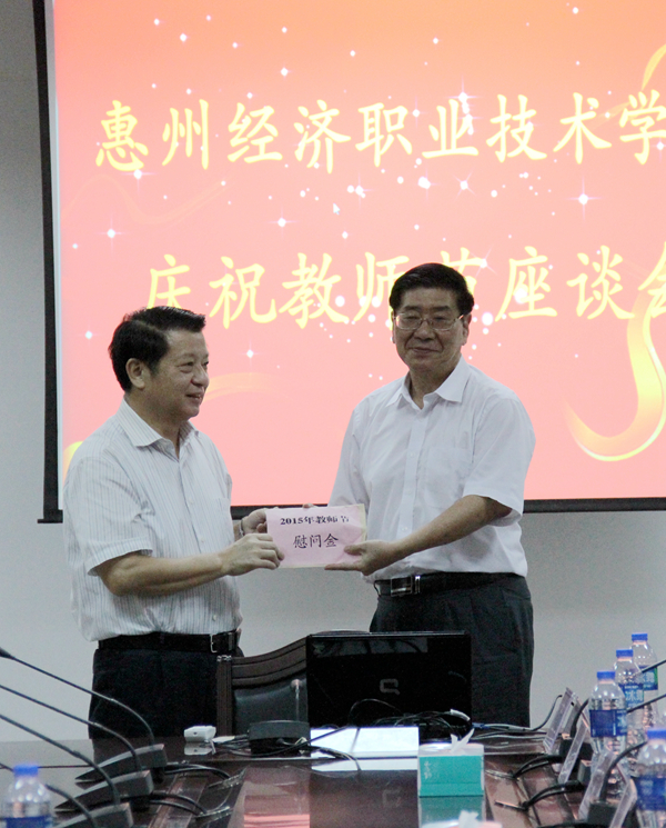 邓庆忠向澳门威尼克斯人网站赠送慰问金_副本.jpg