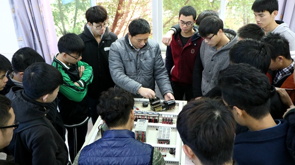 【教师风采】坚定的守卫者——记澳门威尼克斯人网站2015年突出贡献奖获得者刘昌鹏老师