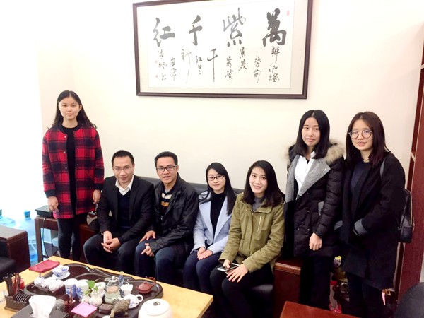 联讯企业领导,学校老师与实习学生合影、.jpg