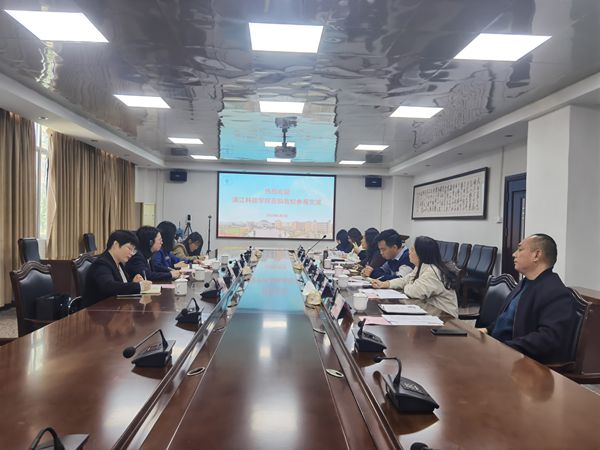 湛江科技学院外国语学院院长邓博文一行来校参观交流